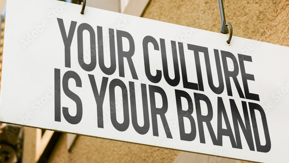 Un cartello che pone l'accento sull'importanza della cultura aziendale per un'impresa